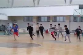 金年会下载-一场激烈的篮球比赛激发球迷热情(记一场激烈的篮球赛)