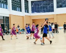 场上精彩对决，双方球员积极拼搏