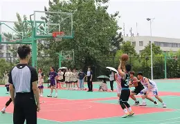 场上精彩对决，双方球员积极拼搏