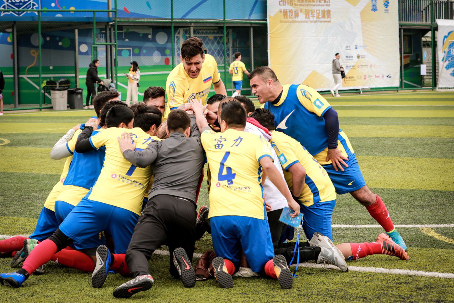 包含哥伦比亚队豪取三连胜，杀出重围的词条