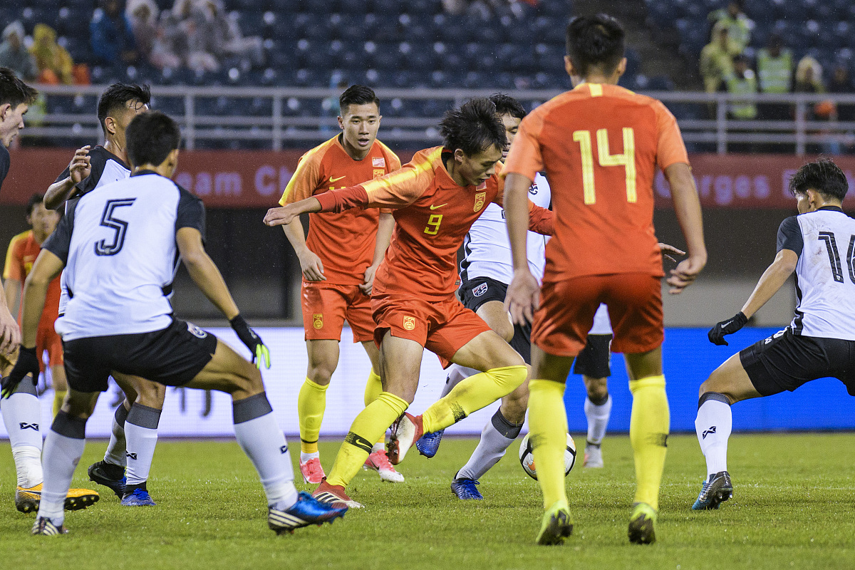 包含激烈足球对抗场上精彩纷呈，球队实力逐步提升的词条