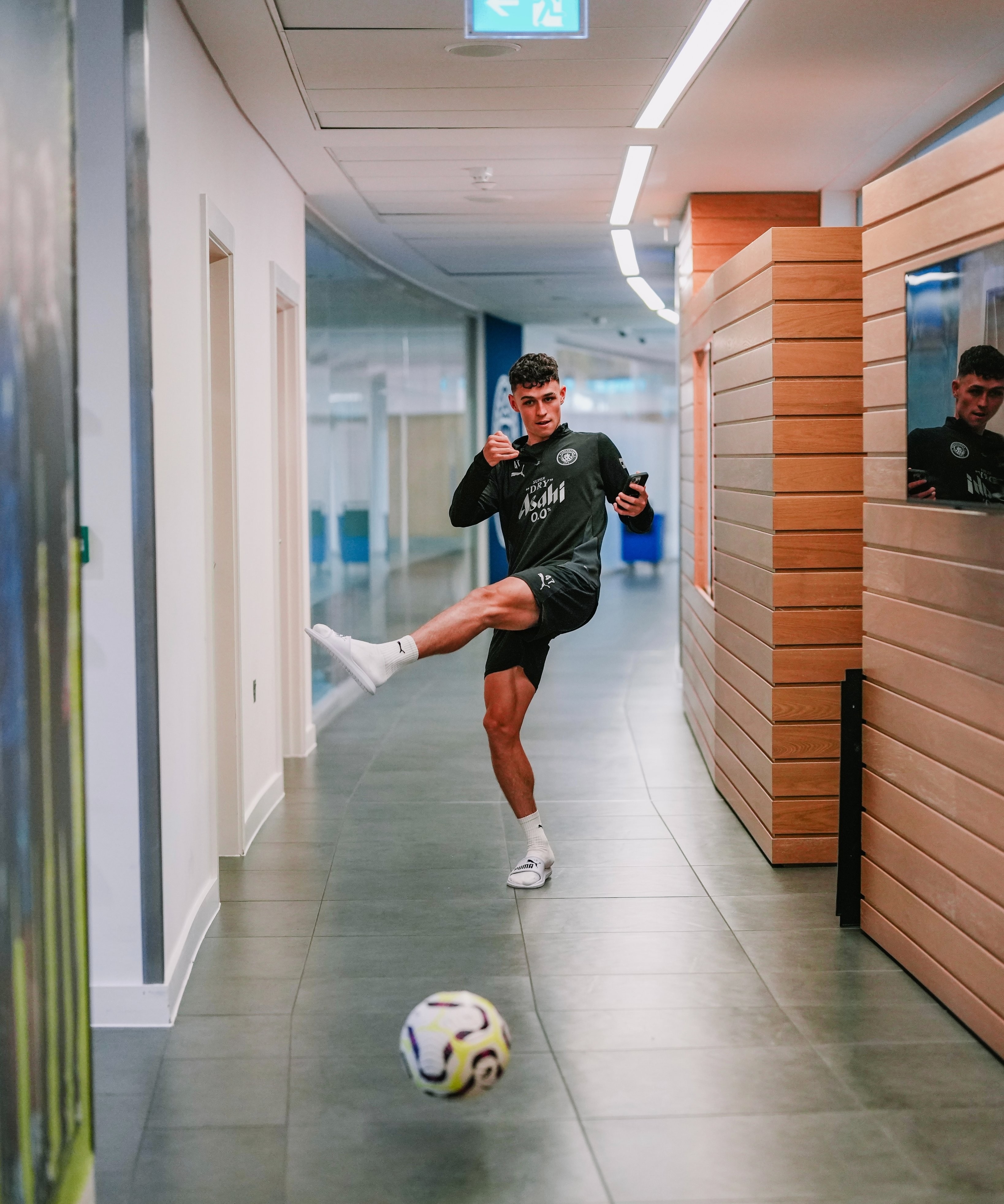 比利亚雷亚尔攻势猛烈，球迷热情高涨的简单介绍